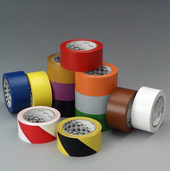 L'illustration montre des rubans 3M de différentes couleurs et matériaux, les rubans étant empilés. L'arrière-plan est gris